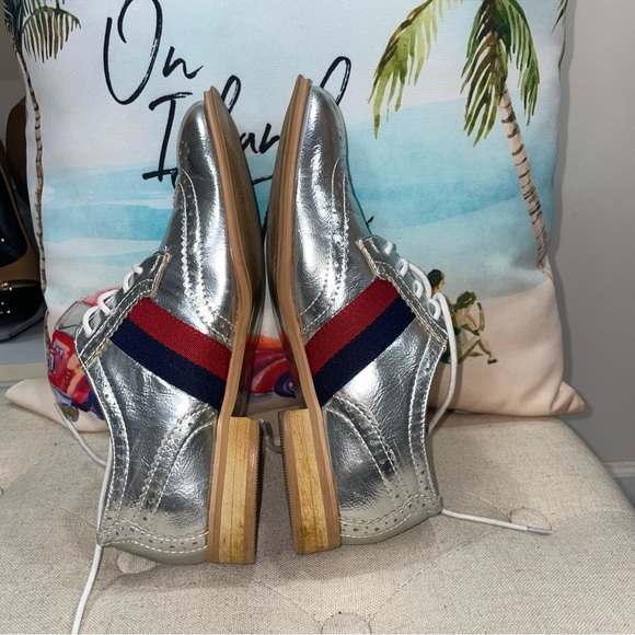 Steve Madden Women'S Blitzed Silver W/Red Stripe Lace-Up Oxford - Picture 6 of 10
